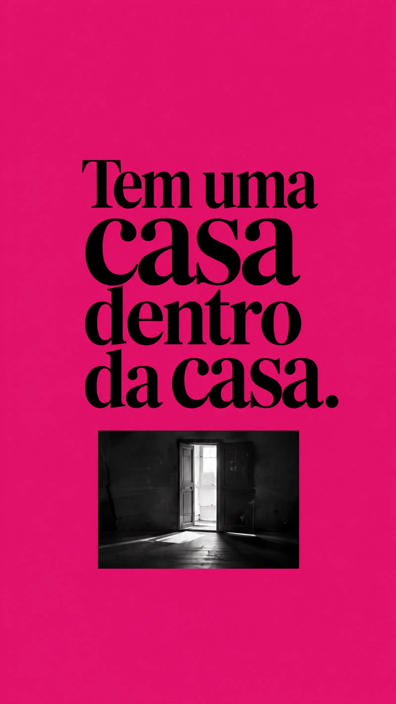 Título preto sobre fundo magenta acima de uma fotografia de porta aberta iluminando um ambiente escuro.
