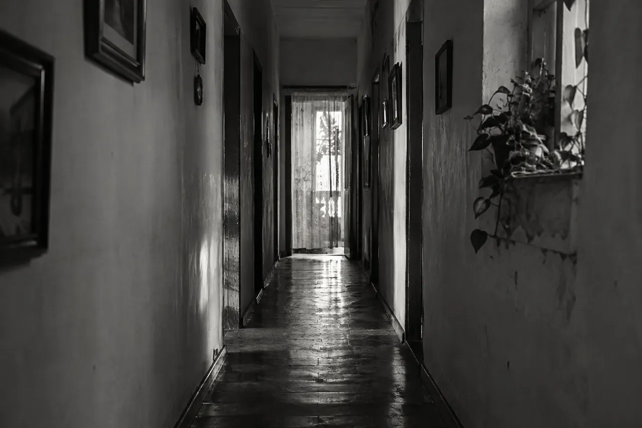 Corredor estreito de uma casa antiga.